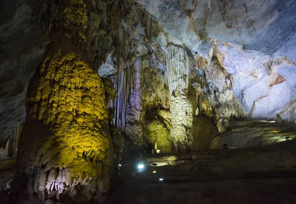 Prosvětlená Jeskyně Schody Stalaktity Jeskyně Thien Jeskyně Paradise Cave Paradise — Stock fotografie