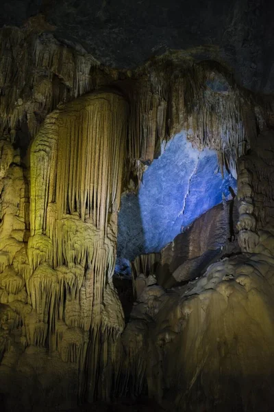 照明された洞窟 ステップと鍾乳石 ティーン洞窟 パラダイス洞窟パラダイス洞窟 国立公園フォンNha 柯バン フォンNha クアンビン ベトナム アジア — ストック写真