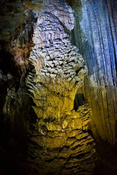 Upplysta Grotta Steg Och Stalaktiter Thien Grotta Paradise Cave Paradise — Stockfoto