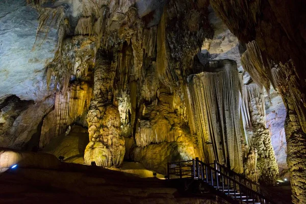 Upplysta Grotta Steg Och Stalaktiter Thien Grotta Paradise Cave Paradise — Stockfoto