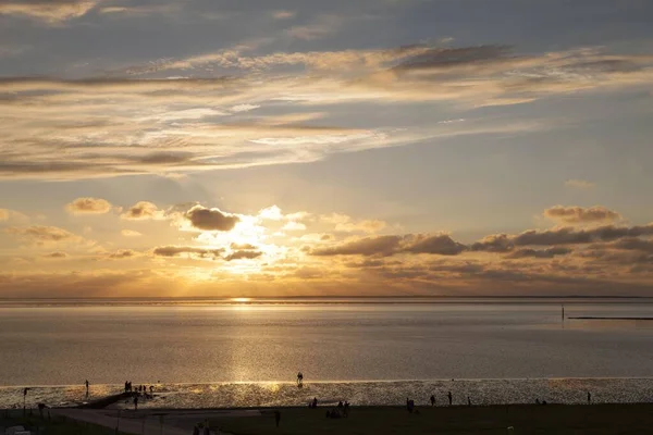 北海上の日没 光に対して歩く ノルトディーヒ 東フリジア ニーダーザクセン州 ドイツ ヨーロッパ — ストック写真