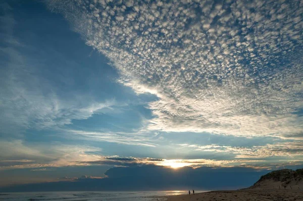 Solnedgång Med Små Cirrocumulusmoln Sillbenshimmel Vid Atlantkusten Tranche Sur Mer — Stockfoto