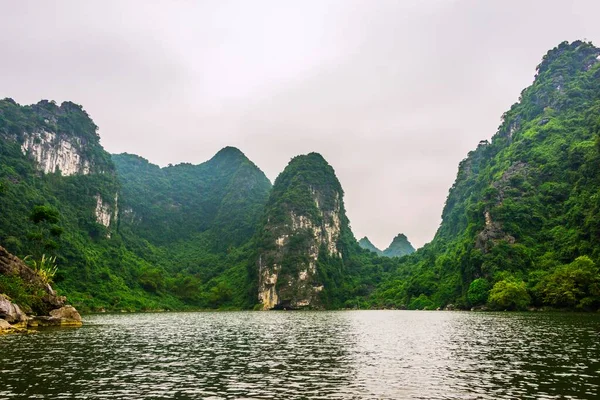 Trang Grottoes Krajobraz Malowniczy Góry Krasowe Krajobraz Krasowy Krajobraz Rzeczny — Zdjęcie stockowe
