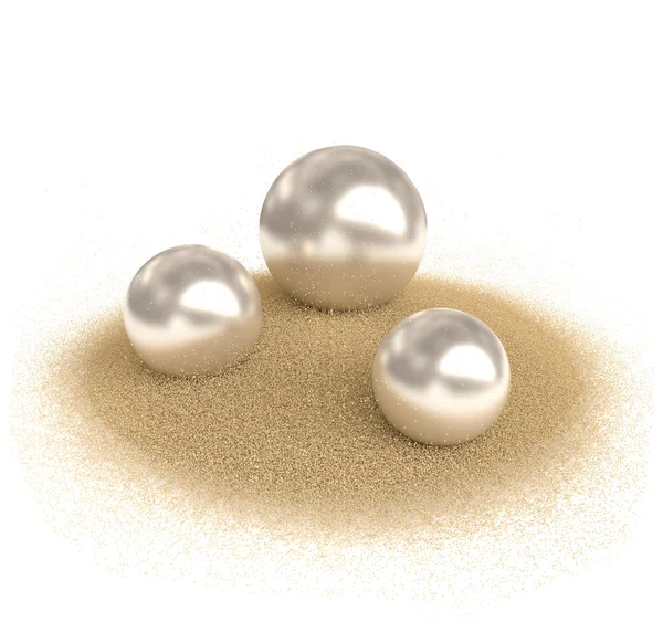 Три жемчужины на песке — стоковое фото