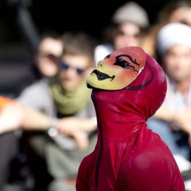 Maskeli kentsel dans Portait