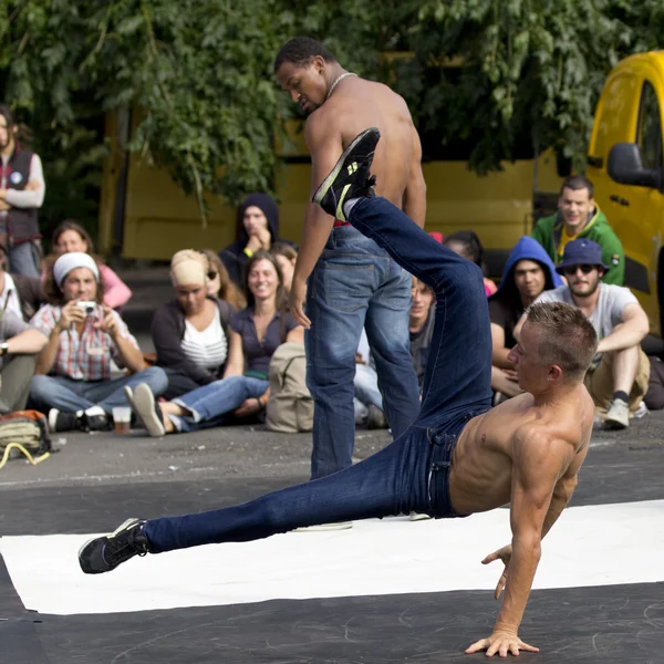 Breakdancer vyrovnávání. — Stock fotografie