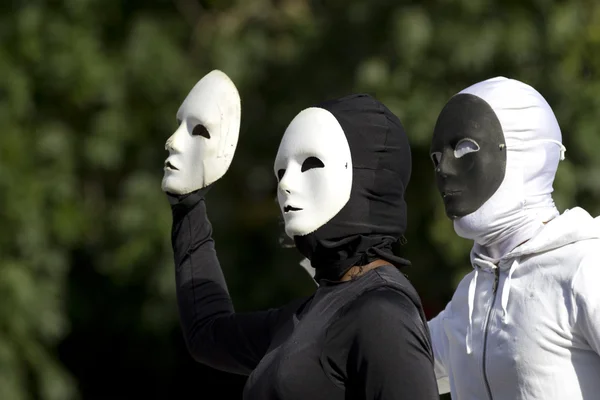 Fatos em preto e branco para dois atores mascarados . — Fotografia de Stock