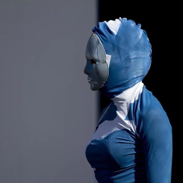 Traje azul para una mujer enmascarada — Foto de Stock