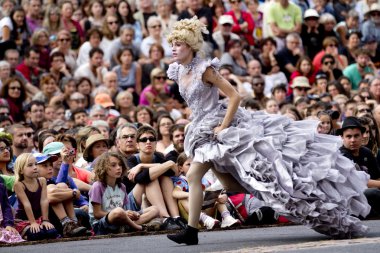 Bir crinoline giyen kadın oyuncu.