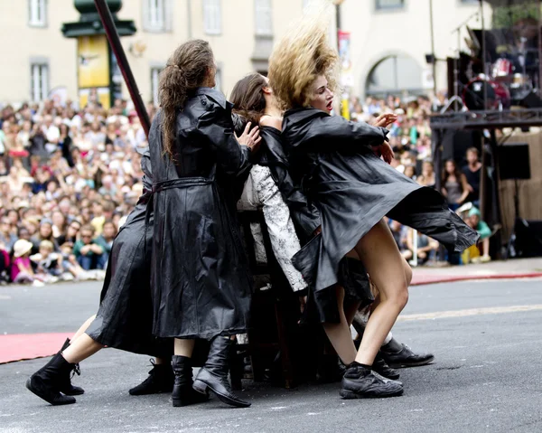 Dancers wearing black raincoats. — Stock Photo, Image