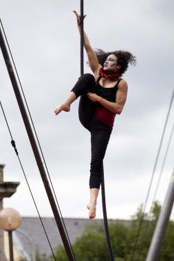 Şirin acrobat çıkarken.