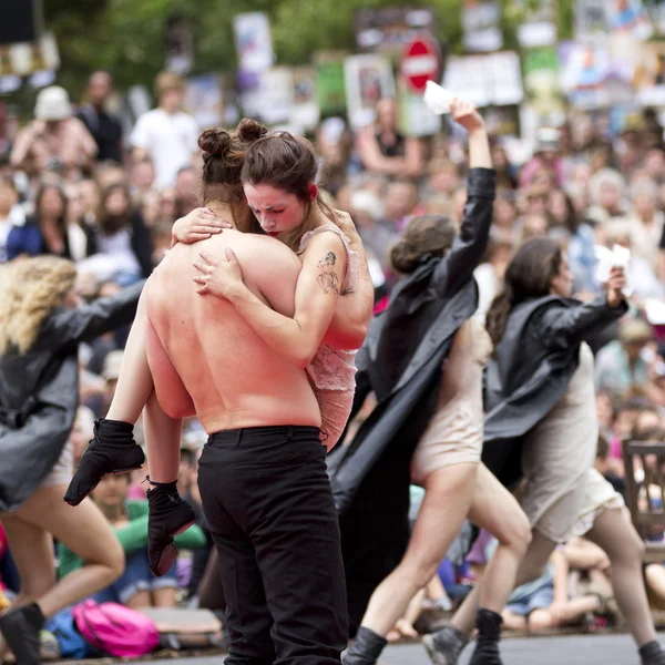 Danseurs dans la rue . — Photo