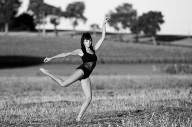 Bir alanda çalışan yalınayak ve seksi kadın.