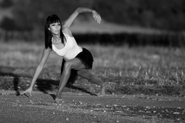 Mujer descalza en gimnasia en una carretera rural . — Foto de Stock