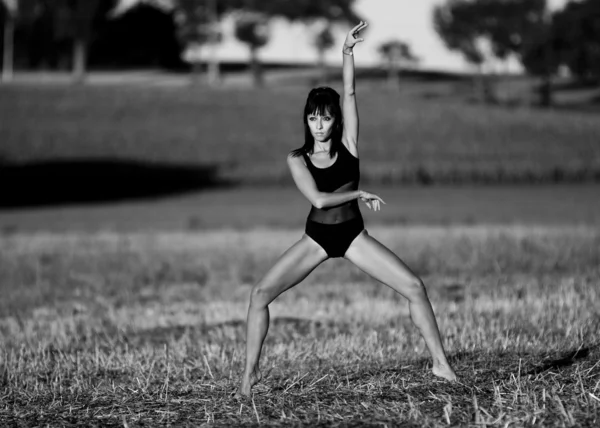 Descalço ginasta em uma palha de campo . — Fotografia de Stock