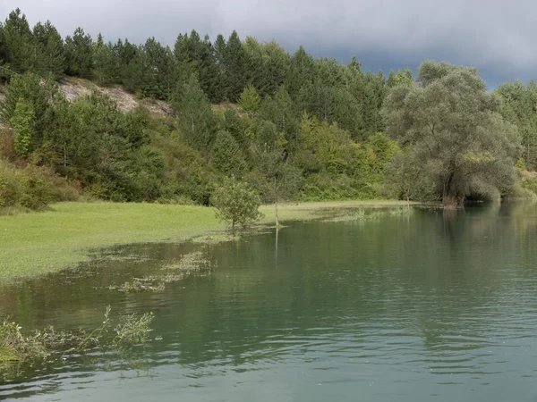 Мирное пейзажное озеро . — стоковое фото