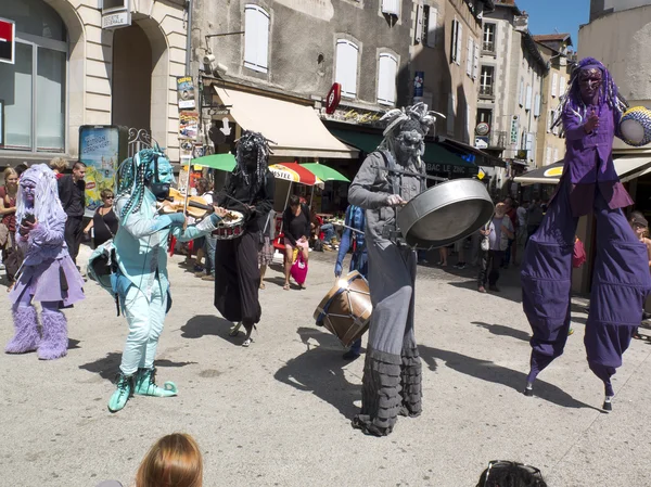 Kostümierte Künstler auf Stelzen spielen Musik auf der Straße. — Stockfoto