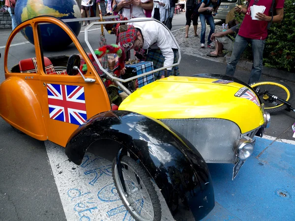 Faux citroën 2 cv dans la rue pour un spectacle . — Photo