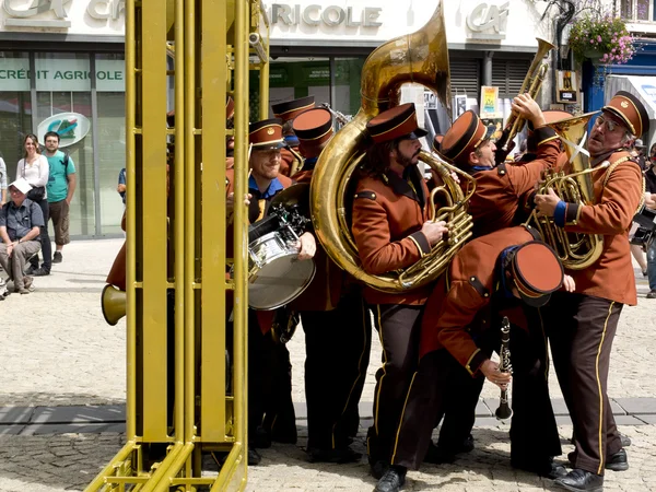 Trafikstockning med några roliga musiker av en fanfar. — Stockfoto