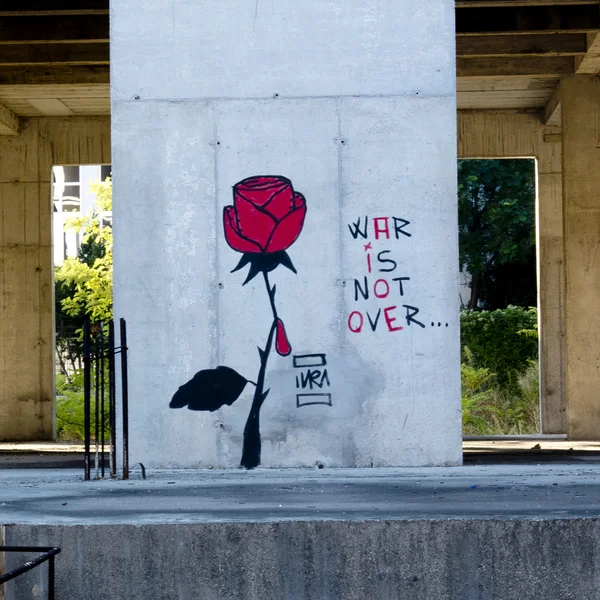 Graffiti para dizer que a guerra não acabou, Bósnia . — Fotografia de Stock