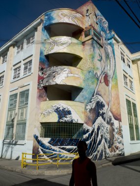 Bir bina büyük renkli grafiti.