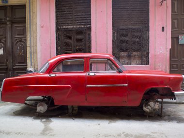 Vintage kırmızı araba lastikleri olmayan