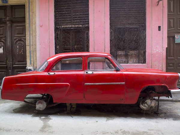 Vintage κόκκινο αυτοκίνητο χωρίς τροχούς — Φωτογραφία Αρχείου
