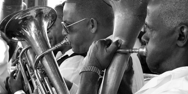 Musicista gonfiando la guancia . — Foto Stock