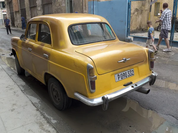 Retro gul bil parkerad i Havanna. — Stockfoto