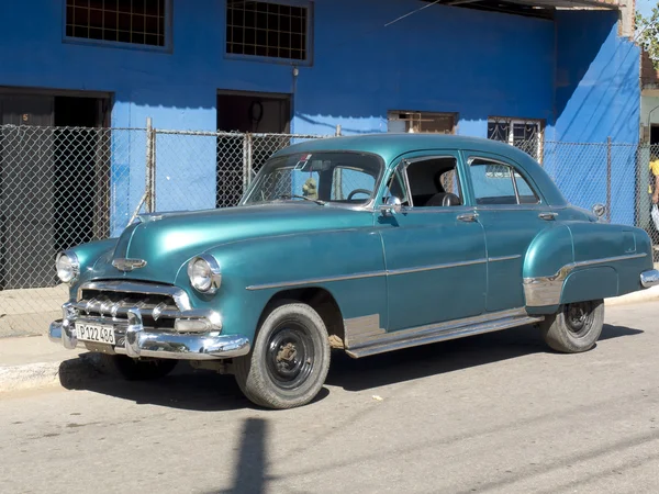 Vintage Amerikaanse metalen auto geparkeerd in Cuba. — Stockfoto