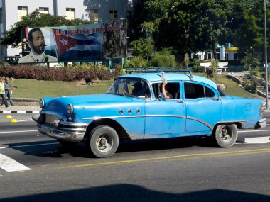 Eski model Amerikan mavi araba.