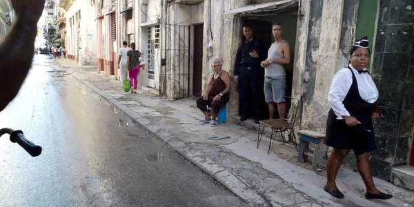 Straßenleben in Havanna nach dem Regen. — Stockfoto