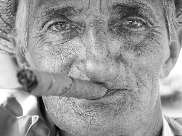 Primo piano ritratto di un uomo che fuma un sigaro . — Foto Stock