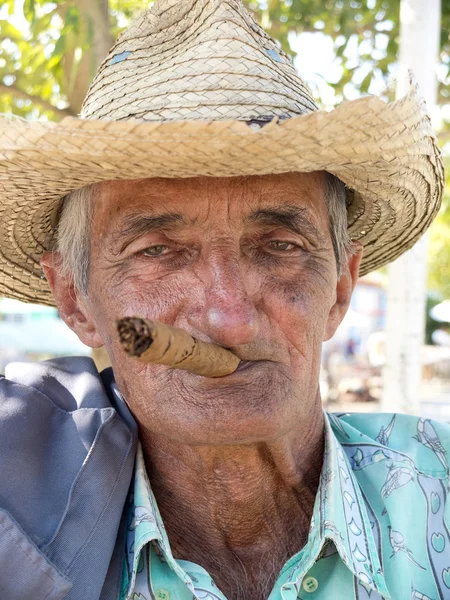 Alter Mann raucht eine kubanische Zigarre. — Stockfoto