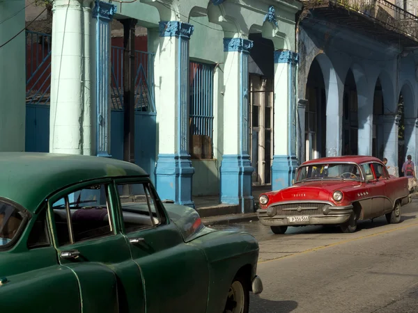Dois carros antigos americanos em Cuba . — Fotografia de Stock