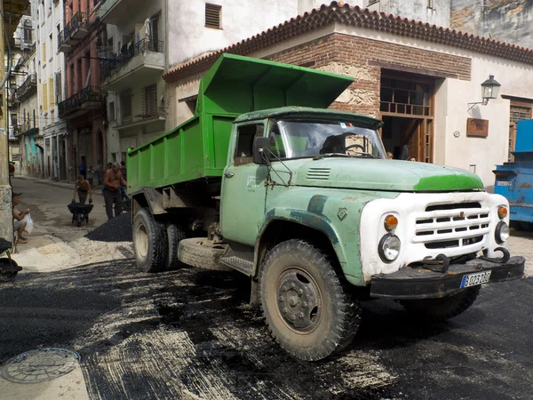 Vieux camion déchargeant goudron à La Havane . — Photo