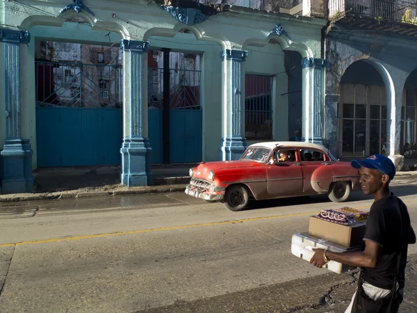 Coche rojo vintage en La Habana . —  Fotos de Stock