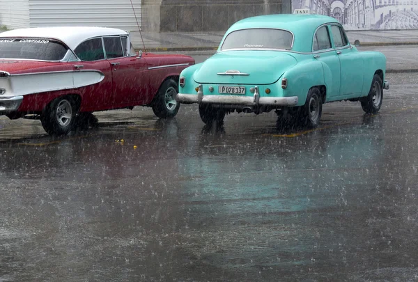 Винтажные автомобили под дождем . — стоковое фото