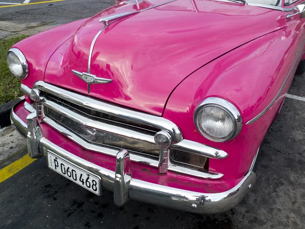 Corpo vintage rosa di un'auto cubana . — Foto Stock