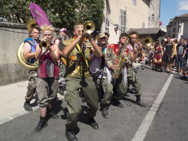Grup müzisyen bir sokakta oynarken.