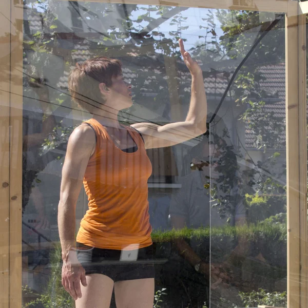 Mujer en una construcción transparente . —  Fotos de Stock