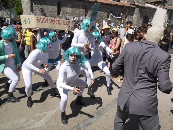 Etrange parade d 'artistes portant des perruques bleu-vert et une combinaison blanche. — Stockfoto