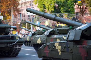 Askeri geçit töreni provası olarak Ukraynalı tankları