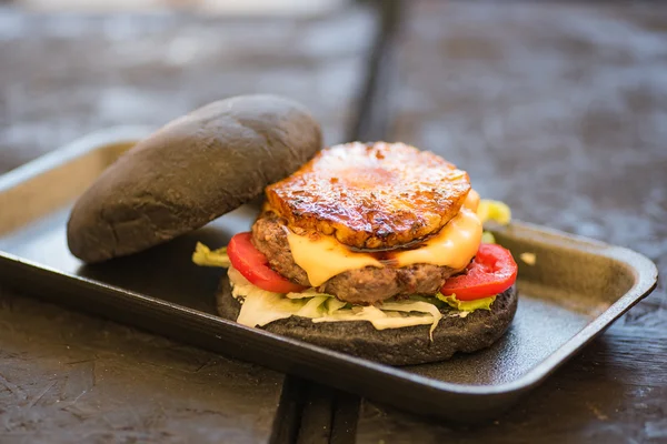 Černý burger s ananasem — Stock fotografie