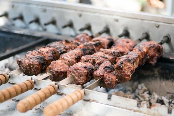 Shish kebab on live coals — Stock Photo, Image