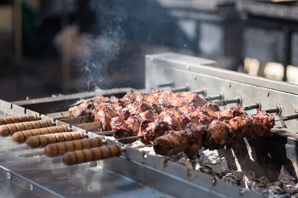 Şiş kebap canlı kömürlerin üzerinde
