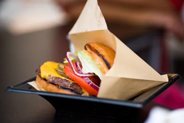 Burger s pikantní hovězí maso — Stock fotografie