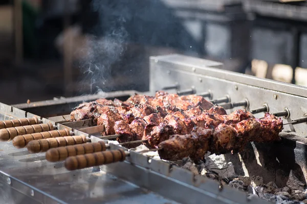 Shish kebab sur les charbons vivants — Photo