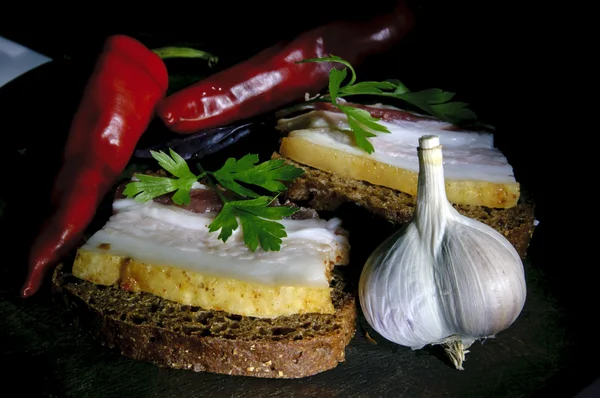 Tuzlanmış domuz yağı, sarımsak ve biber ile sandviç — Stok fotoğraf