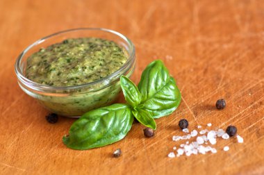 küçük bir tavada pesto sos
